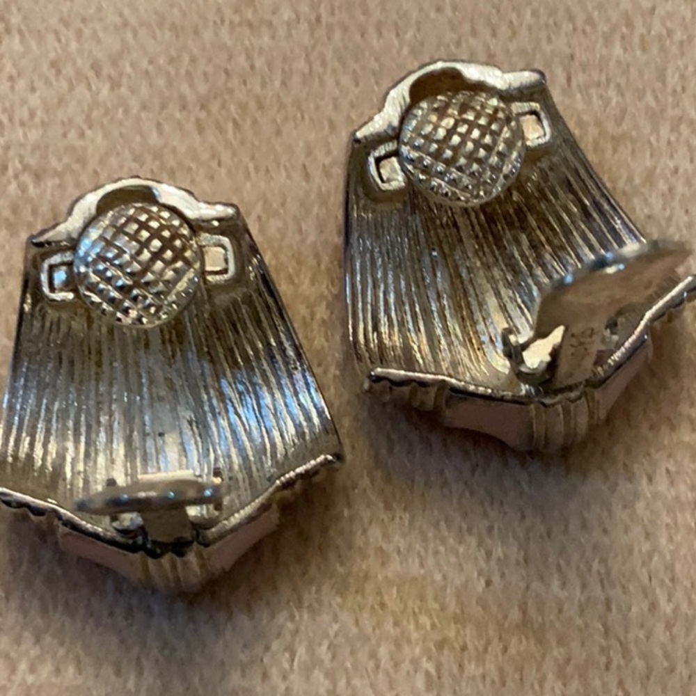 St. John clip earrings - Picture 5 of 5
